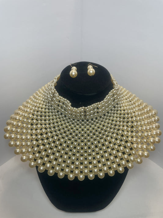 Queen’s Elegance: Luxurious Pearl Bib Necklace & Earrings Set